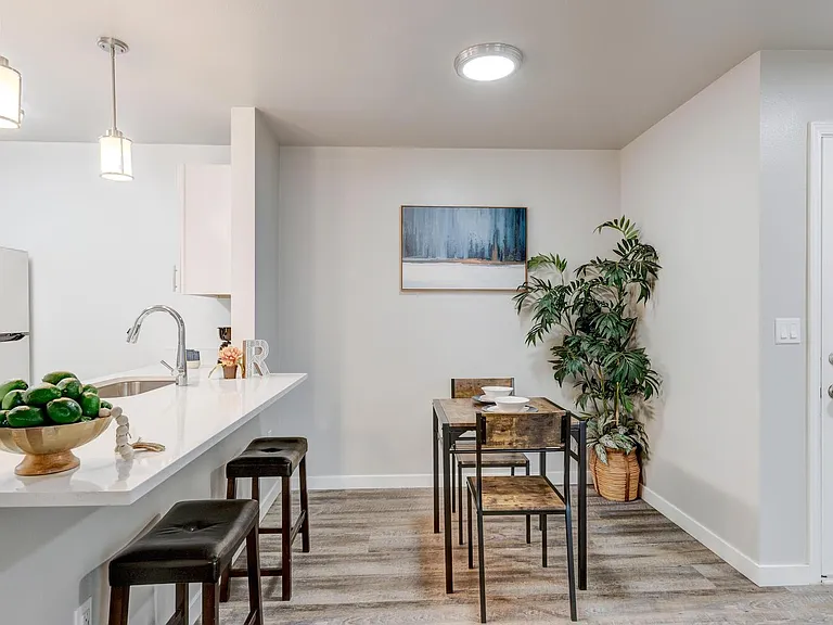 Rock Pointe Apartments — Photo 8