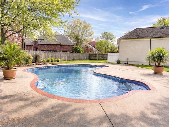 2nd image of 608 Roxburgh Dr