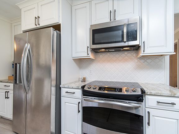 3rd image of 104 Race Club Rd