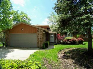 2001 E Cayuga Ln, Mount Prospect, IL 60056