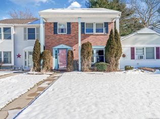 10 Vicksburg Ct, Coram, NY 11727