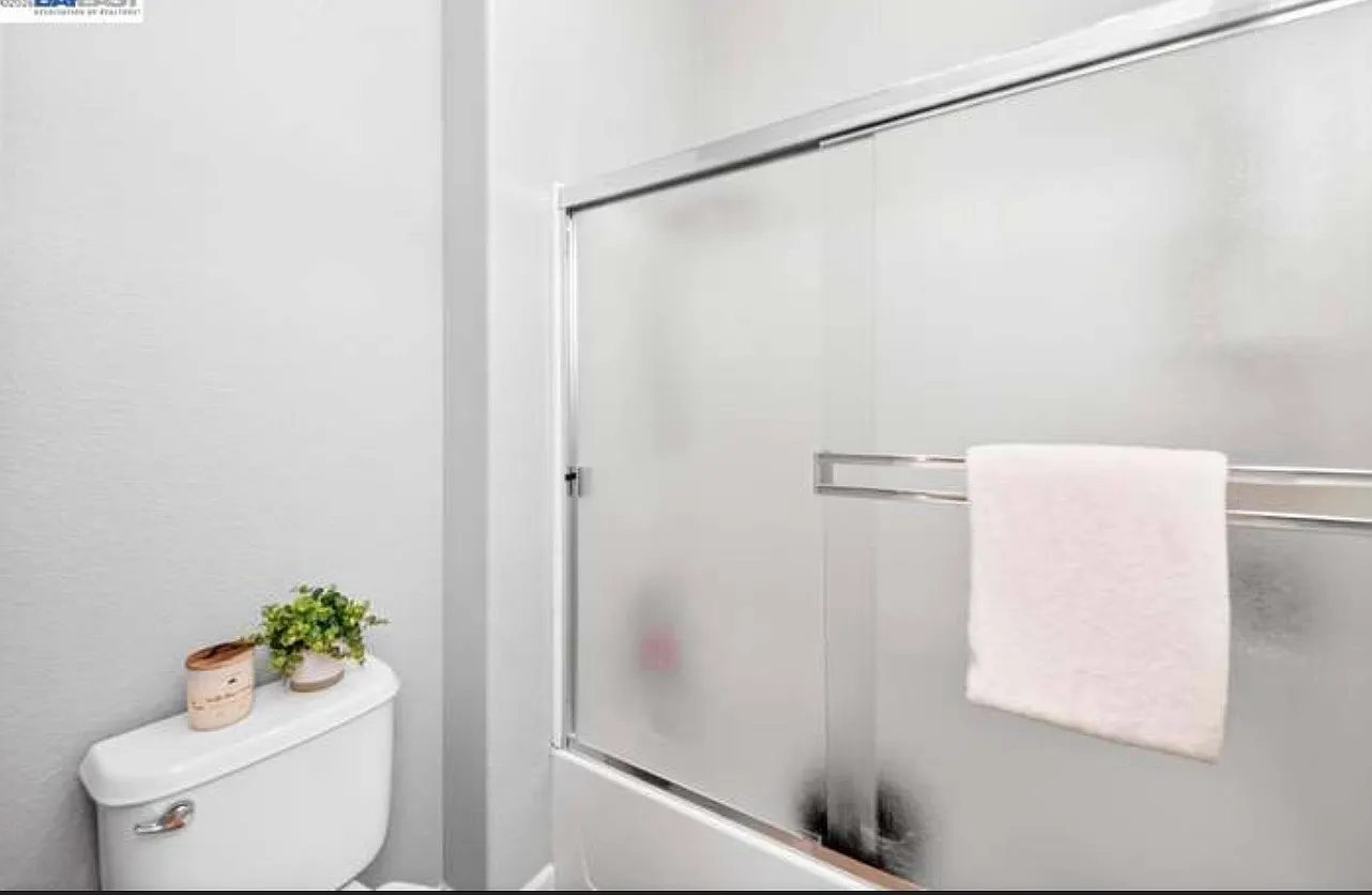 4 bed, 2215 sqft, $1,200 — Photo 3