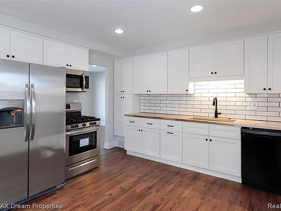 3rd image of 665 Deering St