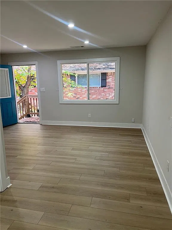 3 bed, 2.0 bath, 1926 sqft, $2,200 — Photo 2