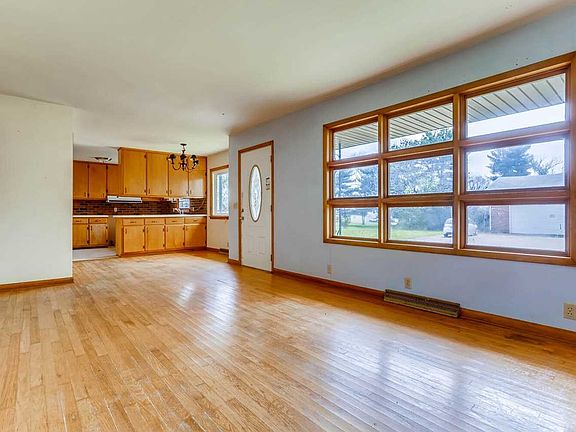 5th image of 9 E Pine St