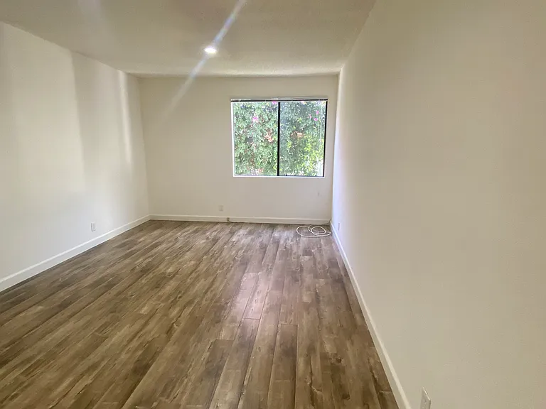 14411 Riverside Dr #10 — Photo 2