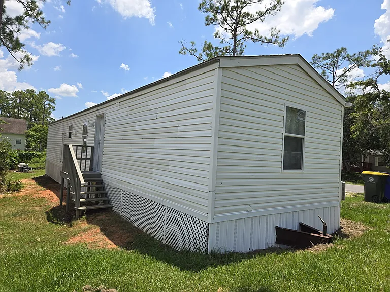 613 Anna Ave — Photo 2