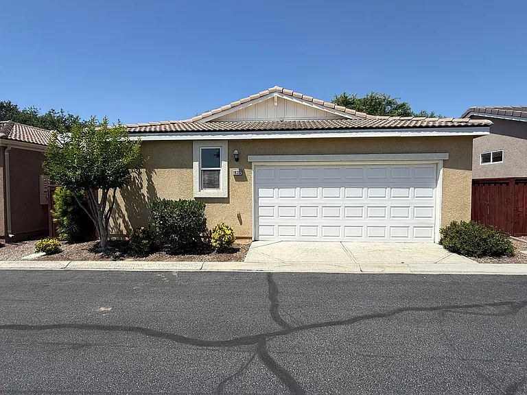 10302 Oldham Ln — Photo 1