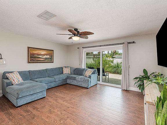 3rd image of 2526 Auburn Dr