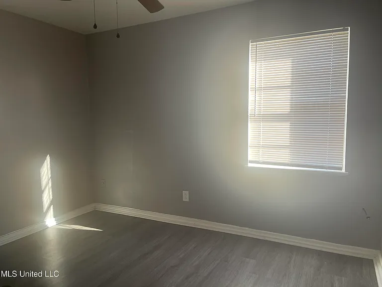 1110 Maria Dr — Photo 8