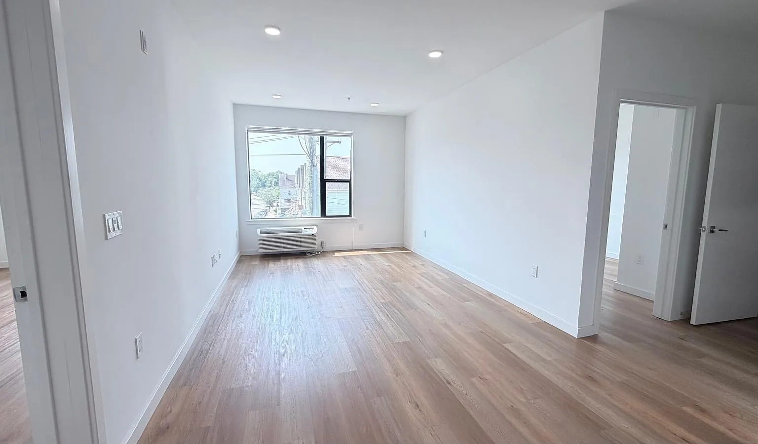 176 W 7th St — Photo 2