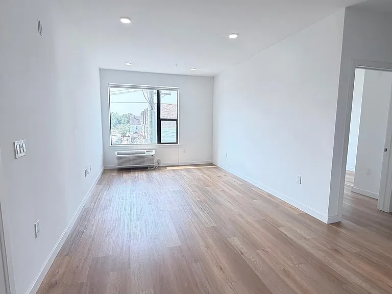 176 W 7th St #312E — Photo 2