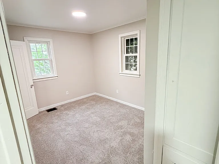 936 Owen St — Photo 6