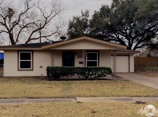 930 E Magnolia St, Angleton, TX 77515