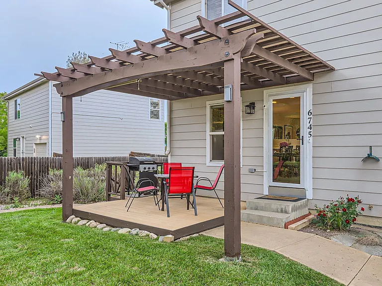 6745 Brittany Dr — Photo 24