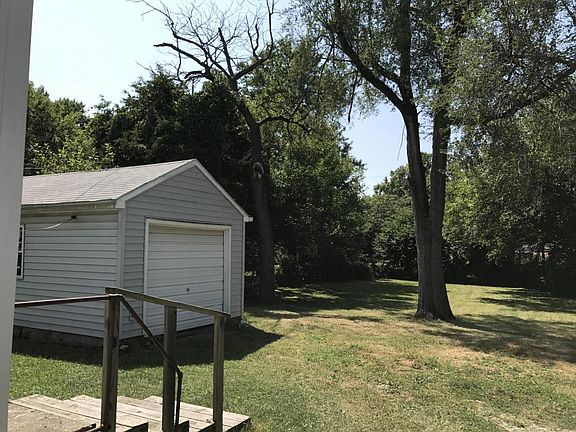 3rd image of 1844 N Hawthorne Ln