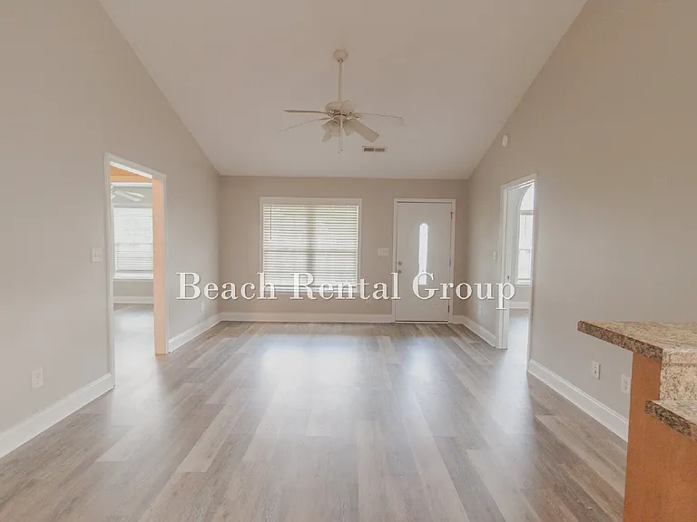 204 Macarthur Dr — Photo 5