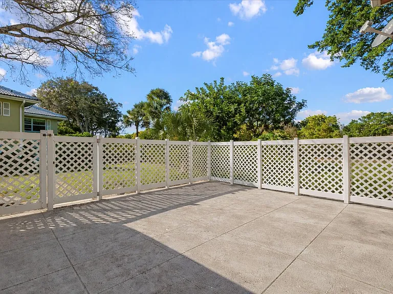 1945 Stratford Way — Photo 6