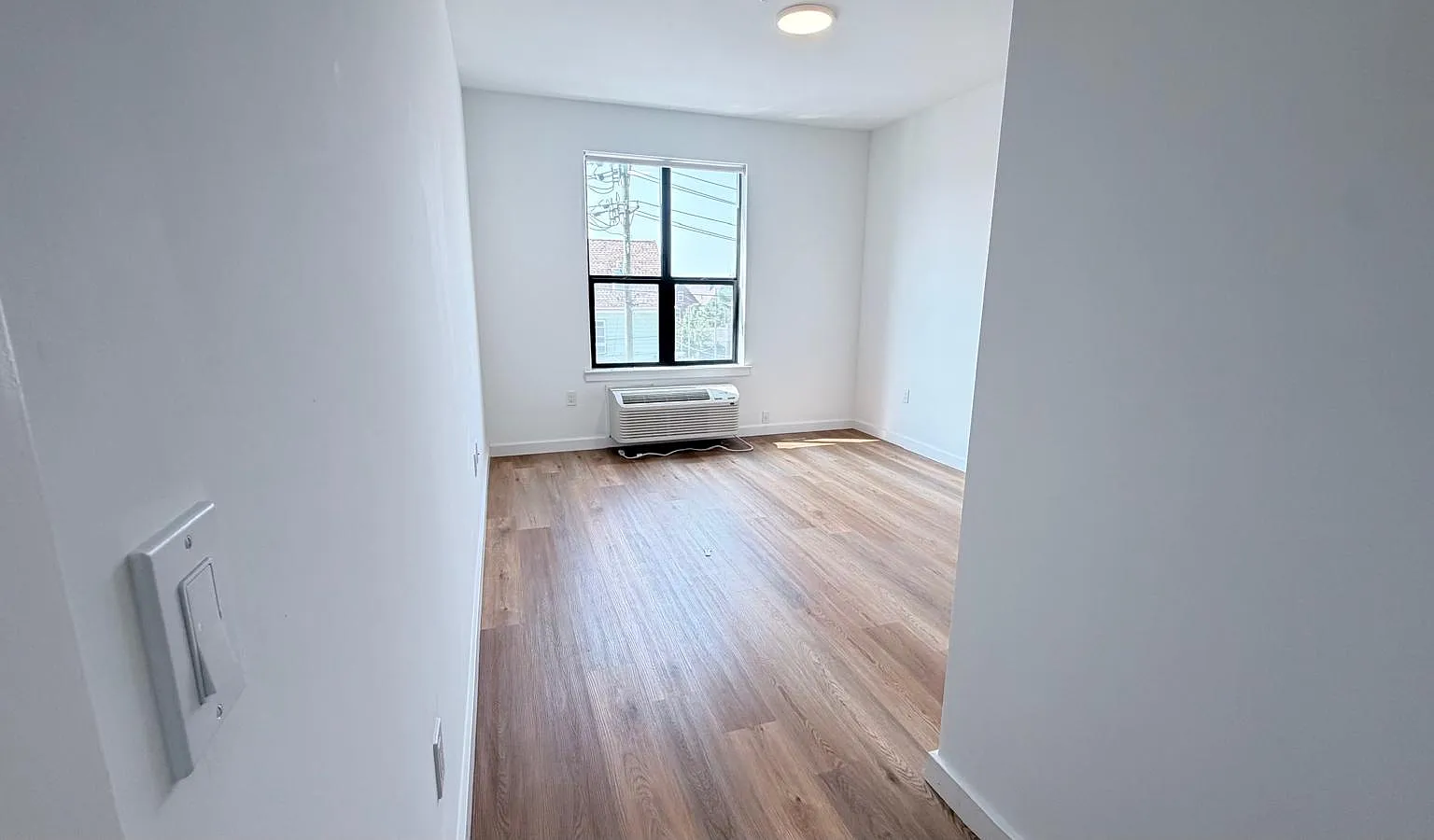 176 W 7th St — Photo 3