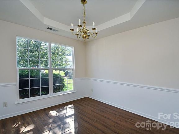 4th image of 128 Vance Crescent Dr