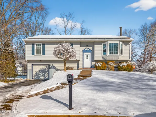 102 Tarnov Court, Manchester, NJ 08759