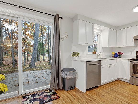 3rd image of 9 Jamestown Court #9