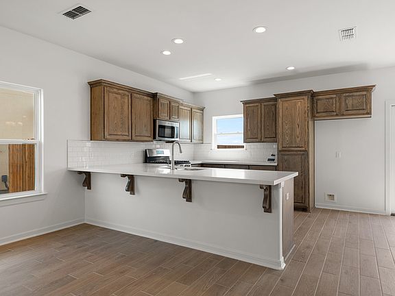 5th image of 2140 Grove Ln