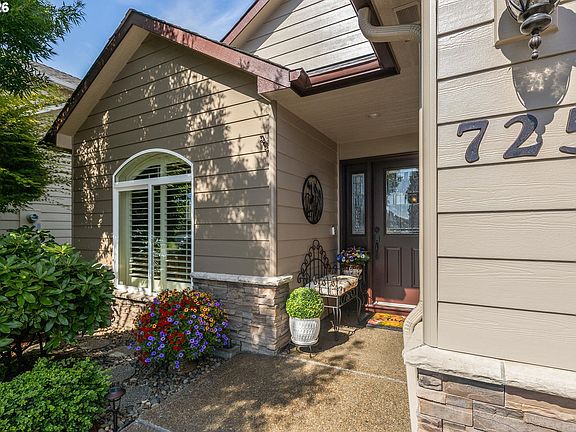 3rd image of 725 SE Saint Andrews Ln
