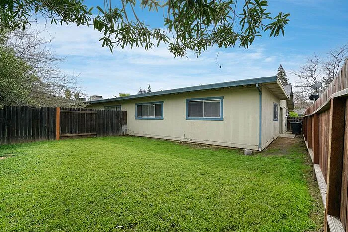 3 bed, 2.0 bath, 1197 sqft, $2,100 — Photo 4