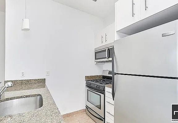 5th image of 110 4th Ave APT 5E