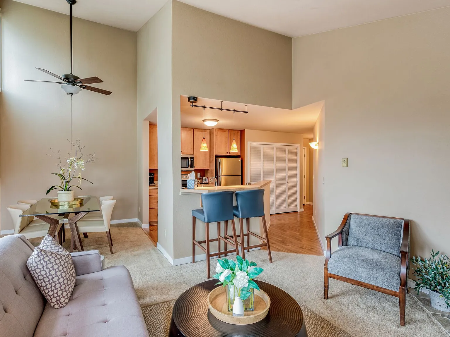 Sunset Summit Apartments — Photo 4