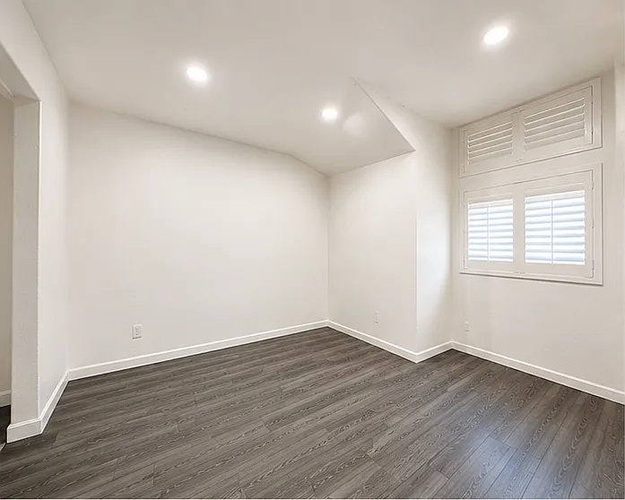 2743 Woodbine Ave — Photo 22