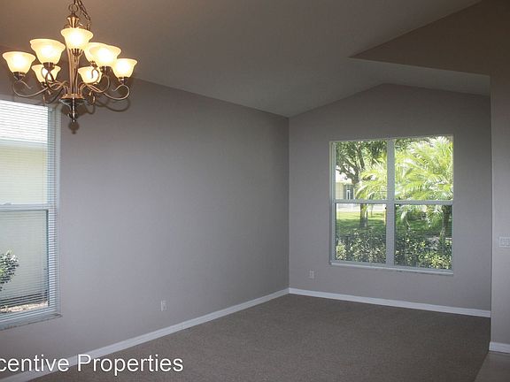 4th image of 817 Lakeworth Cir