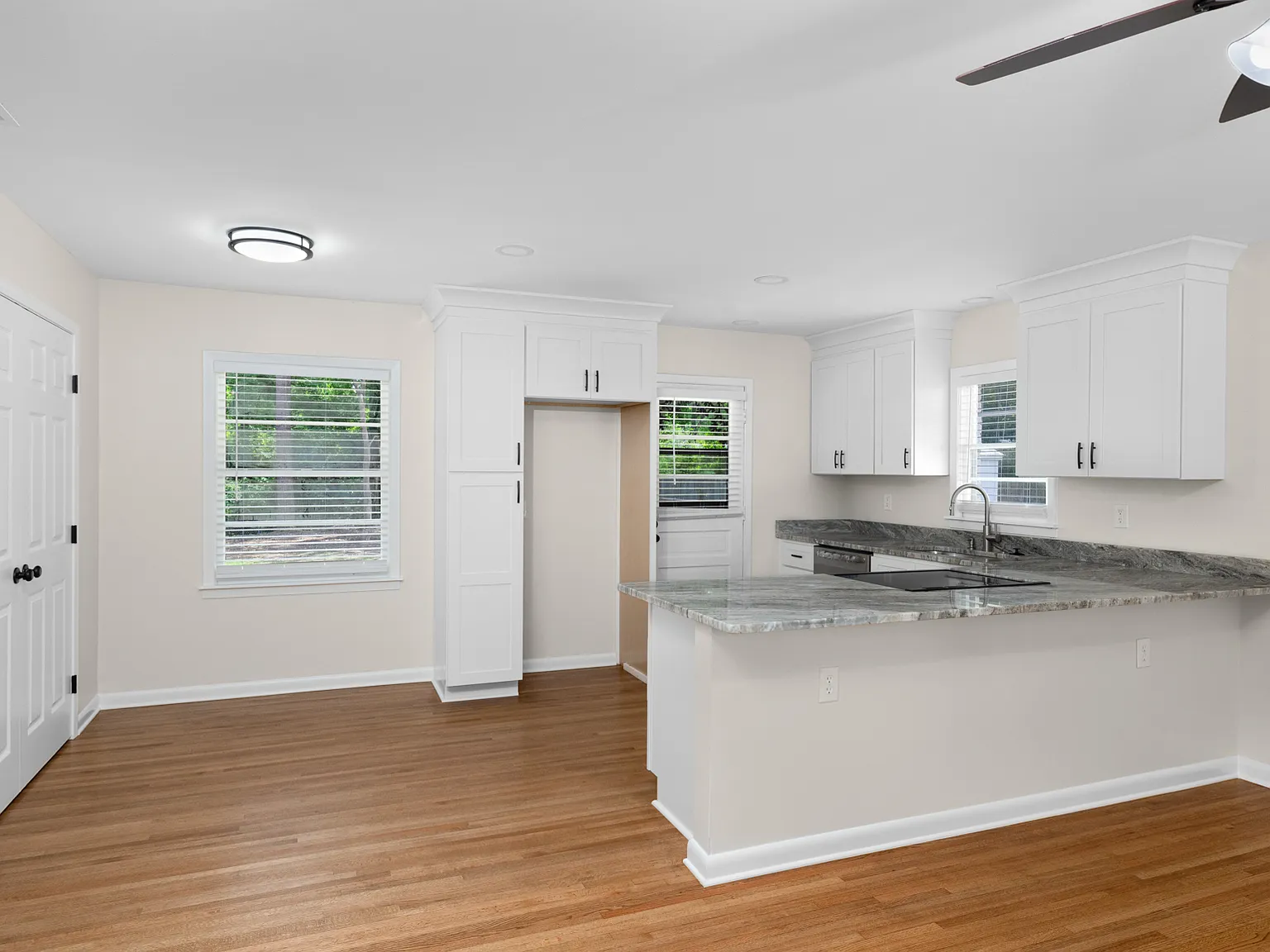3 bed, 977 sqft, $1,575 — Photo 3