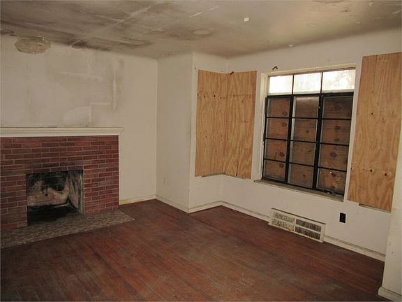 3rd image of 15359 Sorrento St