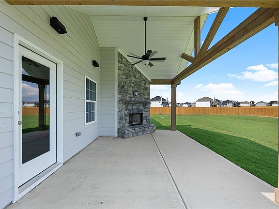 5th image of 32 Heartland Blvd