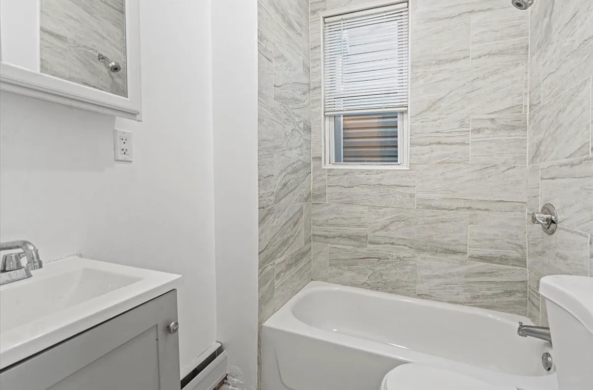 3 bed, 1000 sqft, $2,150 — Photo 2