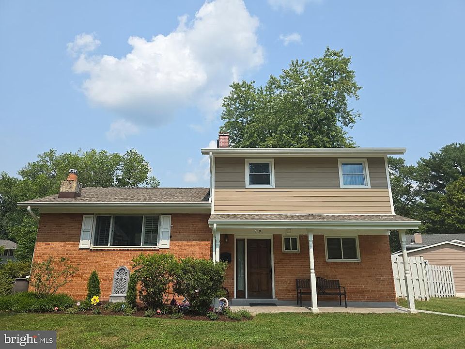 1st image of 919 Playford Ln