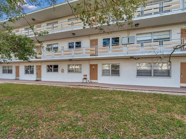 911 Washington Ave APT 214, Largo, FL 33770