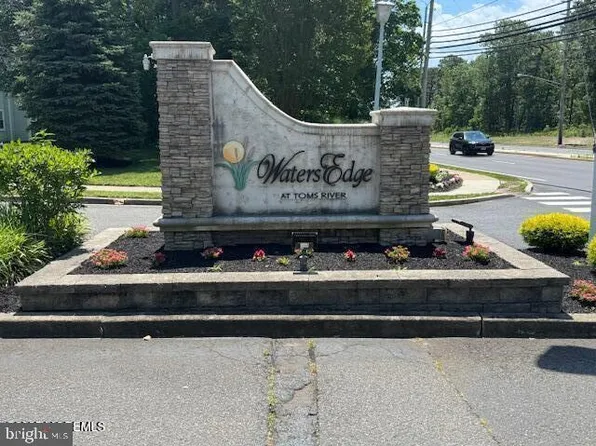 1916 Waters Edge Dr, Toms River, NJ 08753