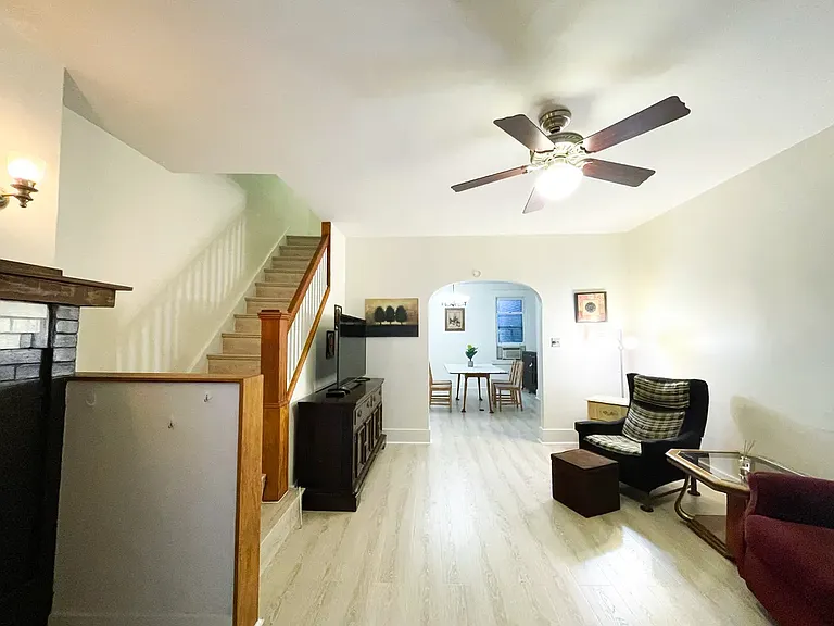 1041 Mirror St — Photo 10