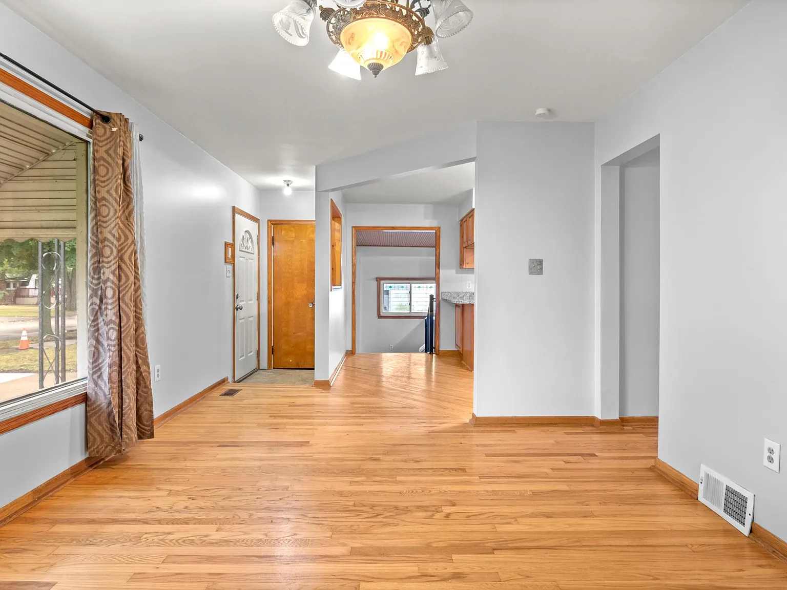 3 bed, 1.5 bath, 1180 sqft, $1,900 — Photo 2