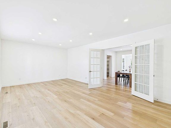 2nd image of 416 Thornhill Pl NW