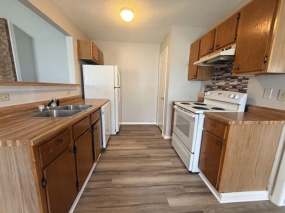 3rd image of 817 Lloyd Ln APT A