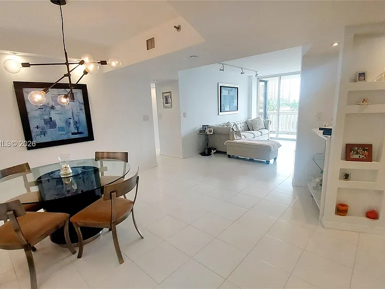 1000 W Island Blvd #508 — Photo 9