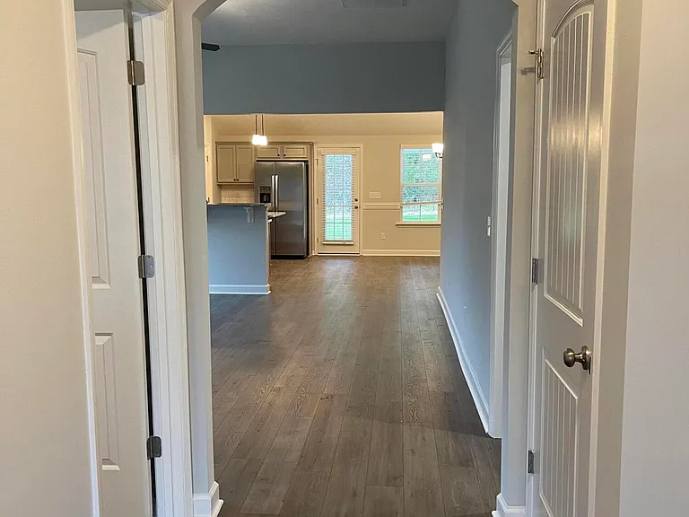 811 Goodale Dr — Photo 2