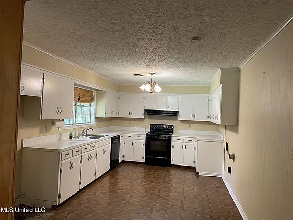 4th image of 2040 Country Club Dr