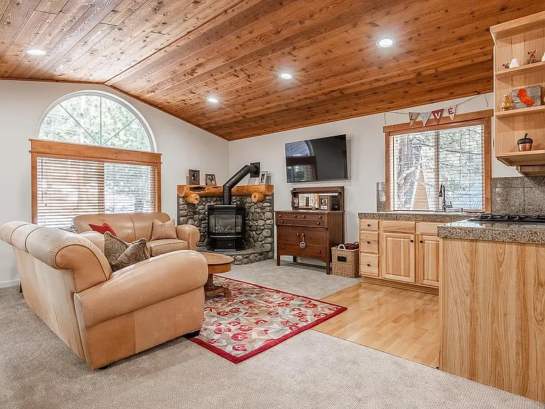 335 Forest Trl — Photo 3