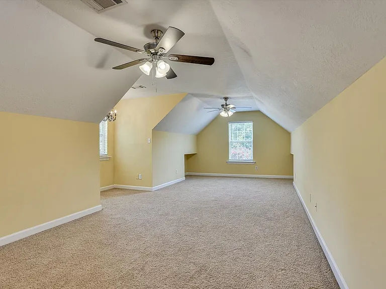 2103 Wythe Dr — Photo 37