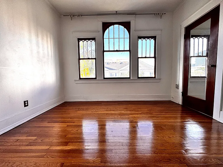 361 S Berendo St — Photo 7
